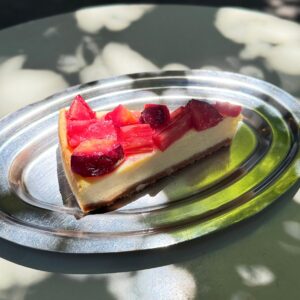 Cheesecake de ciruela y ruibarbo
