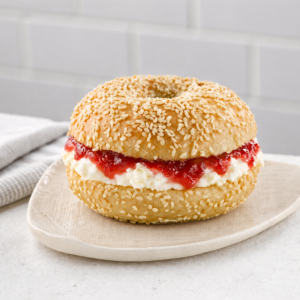 Bagel con queso y mermelada